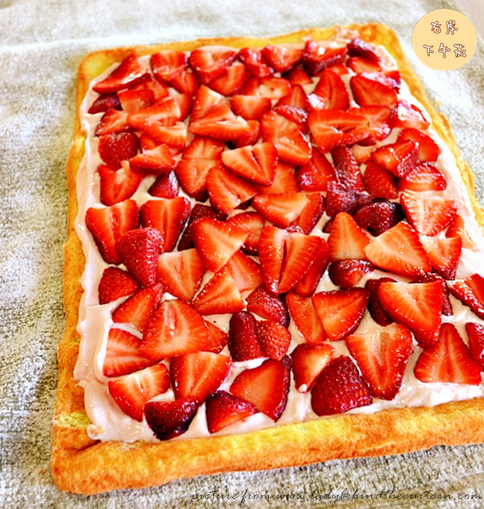 Lady-Behind-The-Curtain-Strawberry-Mallow-Cake-Roll-7_副本