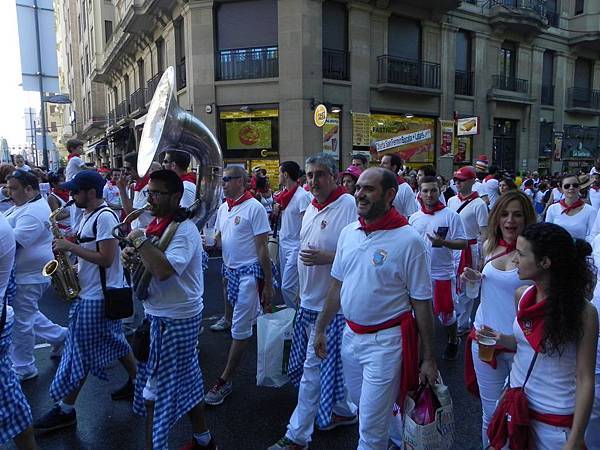 Pamplona Parade (2).JPG