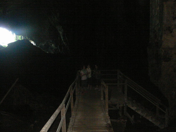 洞穴裡有上上下下的階梯讓遊客行走