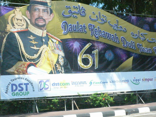 今年是汶萊國王的61歲生日，可惜慶祝活動都在前一週，沒趕上~~