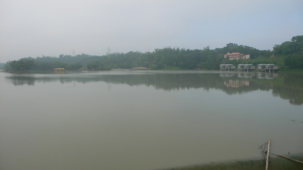 江南渡假村的湖面
