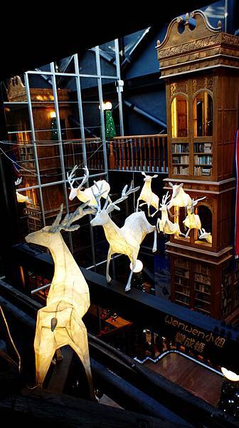 宮原眼科耶誕裝飾 糜鹿滿天飛  還有美麗的雕花天花板