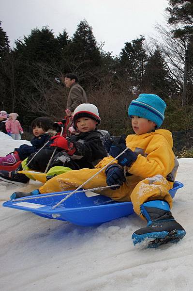 日本神戶六甲山滑雪場 玩雪盆 小孩雪地服裝 (1)