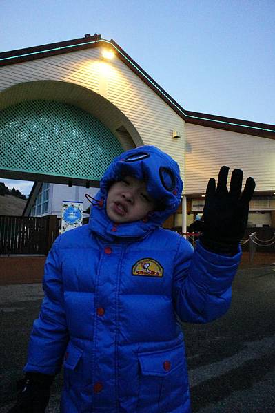 2012.12.23 搭阪急電鐵往神戶六甲山滑雪場 玩雪盆 (130)