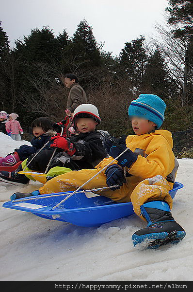 日本小孩雪地穿著