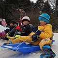 日本小孩雪地穿著