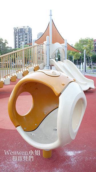 2017.08.10 台北市共融式遊戲場 旋轉球椅 士林4號廣場 (2).JPG