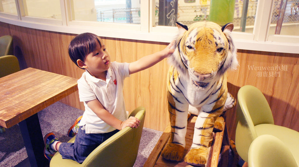 2017.08.27 台北市立動物園 石尚貓熊餐廳 (13).JPG