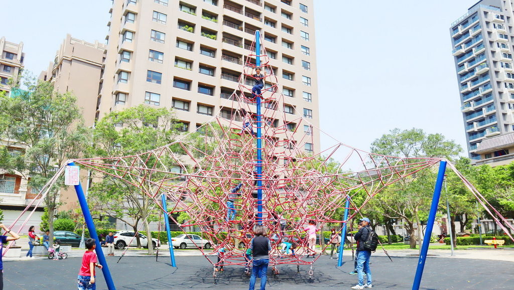 2019.03.31 新竹兒一公園 大型攀爬網 兒童繩索公園 (1).JPG