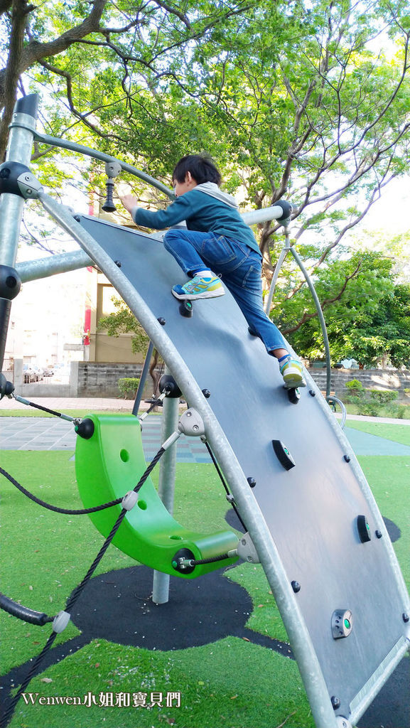 2020.03 台北特色公園 榮富公園太空人遊戲場 (7).jpg