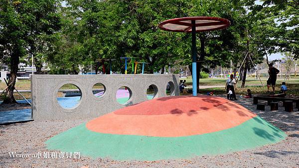 高雄特色公園親子景點 蓮池潭兒童公園遊戲場 (15) .JPG