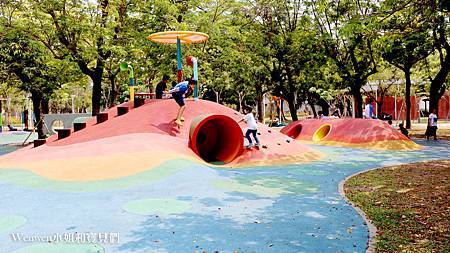 高雄特色公園親子景點 蓮池潭兒童公園遊戲場 (16) .JPG