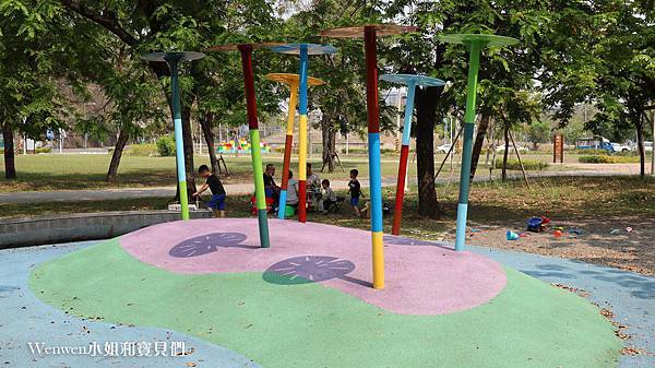 高雄特色公園親子景點 蓮池潭兒童公園遊戲場 (19) .JPG