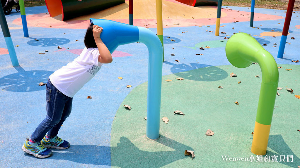 高雄特色公園親子景點 蓮池潭兒童公園遊戲場 (12) .JPG