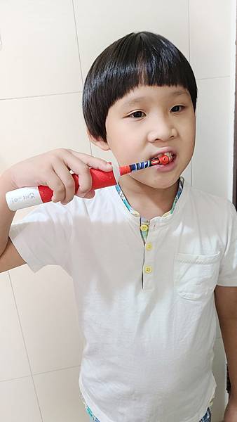 Oral-B歐樂B兒童電動牙刷D100K 閃電麥坤電動牙刷  兒童刷牙APP (5).jpg