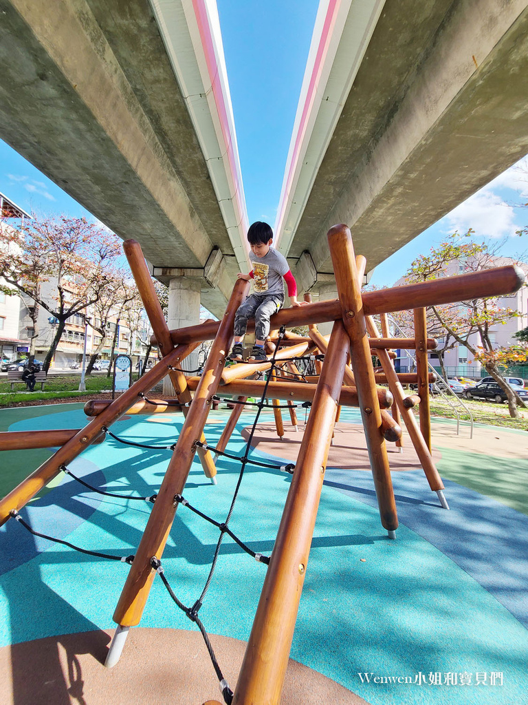 台北特色公園 捷運芝山站明德站線形公園原木遊戲場 悠遊磺溪遊戲場 