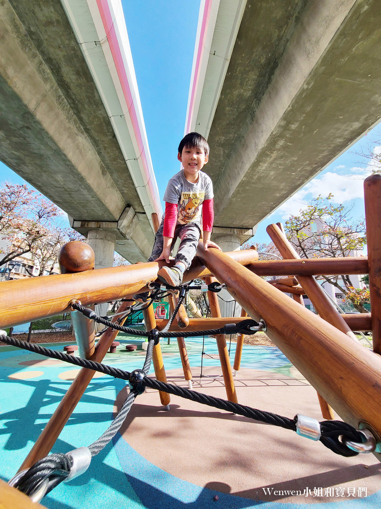 台北特色公園 捷運芝山站明德站線形公園原木遊戲場 悠遊磺溪遊戲場 