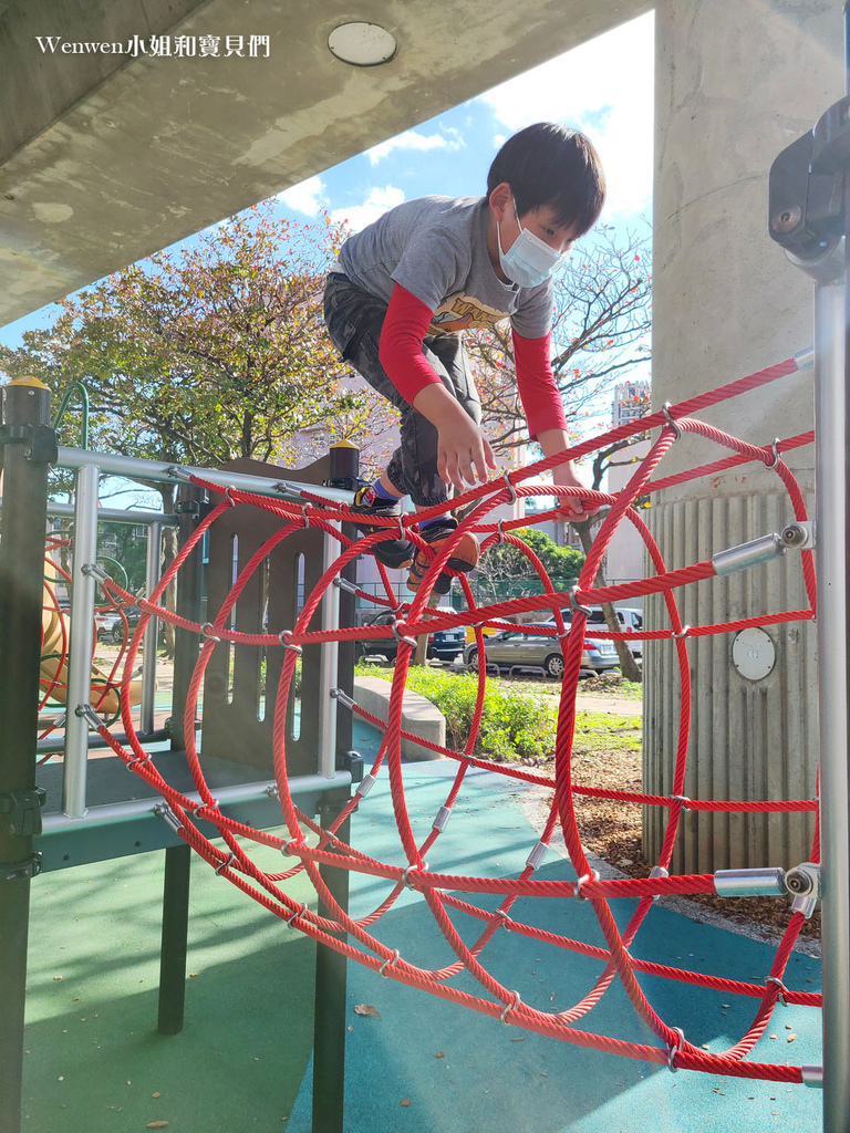 台北特色公園 捷運芝山站明德站線形公園原木遊戲場 悠遊磺溪遊戲場 