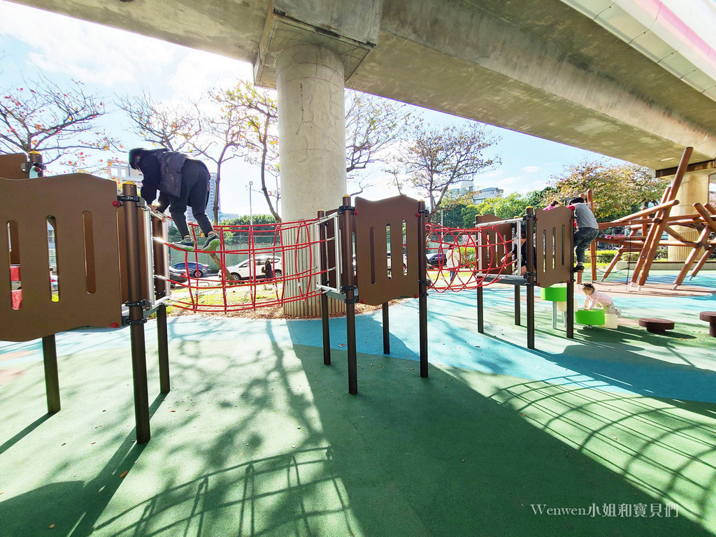 台北特色公園 捷運芝山站明德站線形公園原木遊戲場 悠遊磺溪遊戲場 