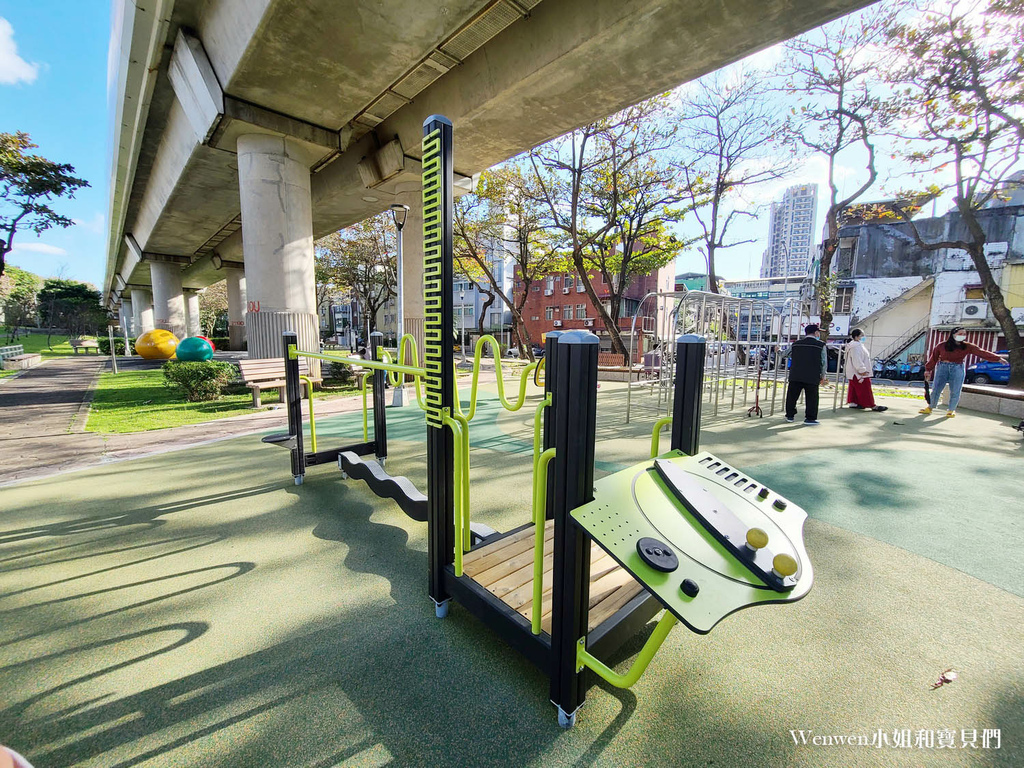 台北特色公園 捷運芝山站明德站線形公園原木遊戲場 悠遊磺溪遊戲場 