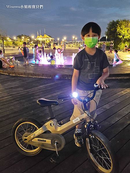 2022關渡碼頭騎單車 台北玩水景點 關渡乾式噴泉  彩虹噴泉戲水 (5).jpg
