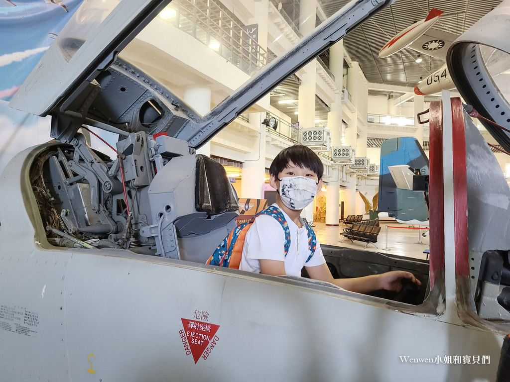 高雄岡山景點 空軍官校軍機展示場航空教育展示館 (33).jpg