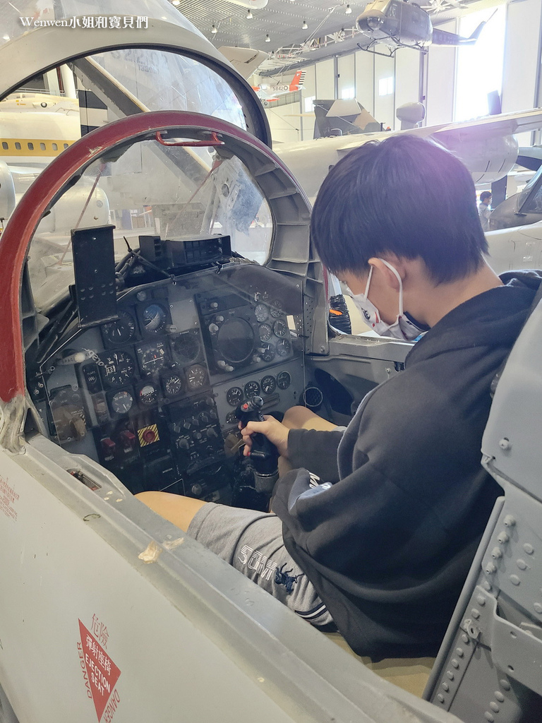 高雄岡山景點 空軍官校軍機展示場航空教育展示館 (35).jpg