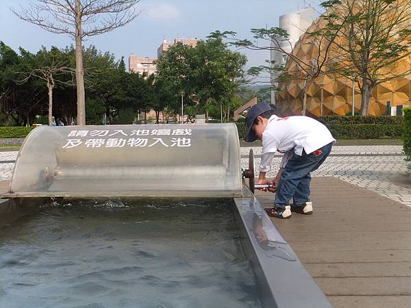 2011.04.02 美崙公園 騎車 玩球 (4)