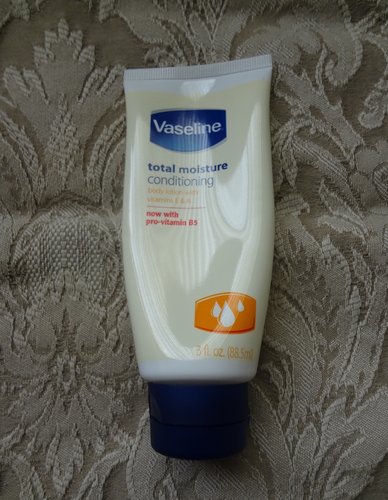 Vaseline Total Moisture Lotion, Conditioning Body Lotion with Vitamins E & A 2.jpg