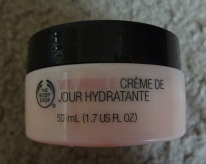 The Body Shop Vitamin E Moisture Cream(罐子側面照 1).JPG