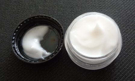 Loccitane Almond Milk Concentrate(質地特寫照).JPG