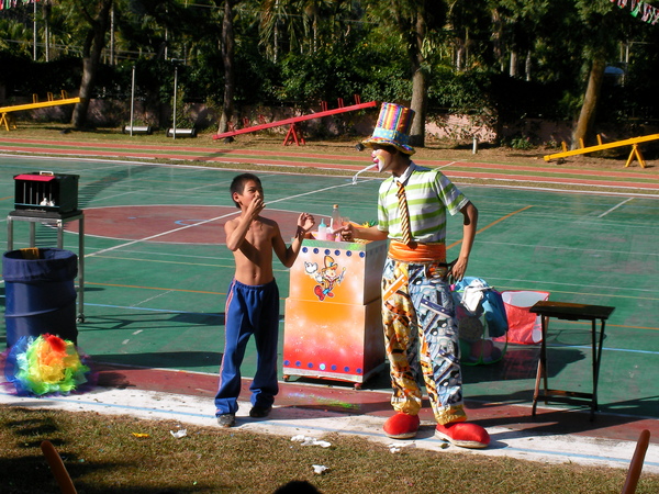 20081227魚池五城國小運動會 - 小丑 | 魔術 | 火舞 | 氣球 | 表演
