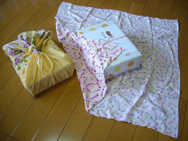 800px-Traditional_Japanese_wrapping_cloth%2Churoshiki%2Ckatori-city%2Cjapan.jpg