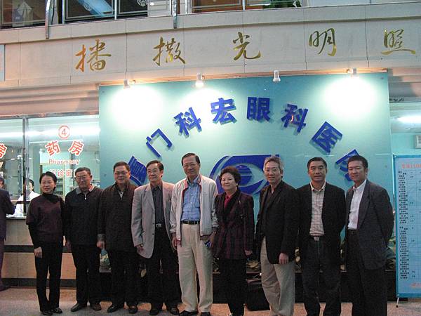 17_呂俊憲醫師_和專業人員合照.JPG