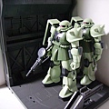 搭配BANDAI 1/144 HGUC MS-06F ザクII 的展示2