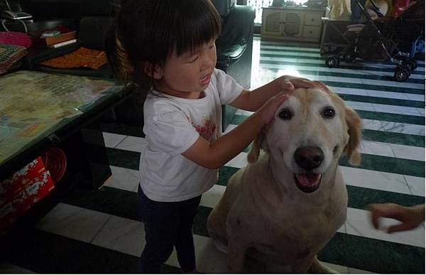 2011-10-28 妮妮眼睛已經很大了啦 2011-10-28 妮妮眼睛已經很大了啦