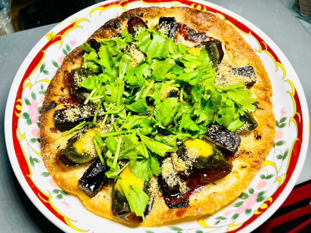 【DIY料理】全台超紅的必勝客新口味DIY｜香菜皮蛋豬血糕披薩 (41).jpg