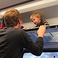 他把自己小孩在行李櫃上跟他玩,好好笑!