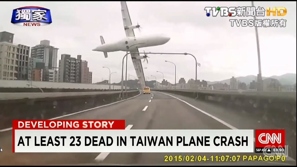 Tawain Plane Crash  Rescue and recovery after TransAsia plane crash.mkv_20170115_023120.116.jpg