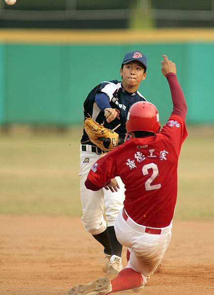 平鎮二壘手蘇智傑雙殺守備.jpg