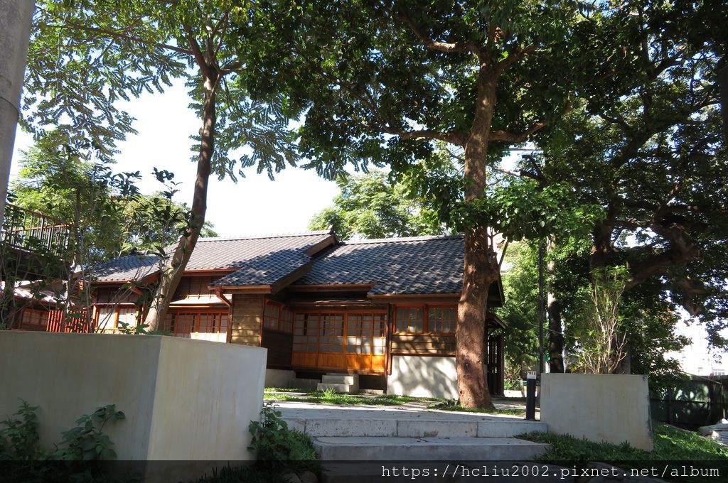 IMG_0241_cr.jpg IMG_0241_cr.jpg