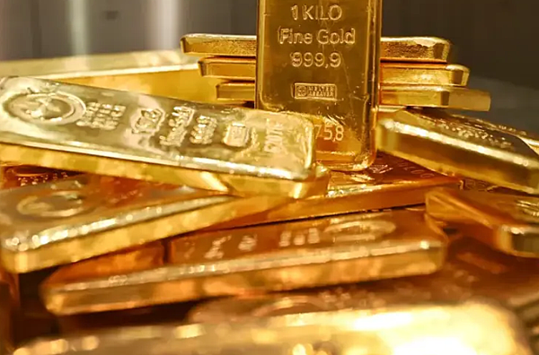 金價創高後暴跌5% 寫五年最大單日跌幅