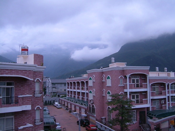 06/02/26一大早從陽台照到的景色，天氣不好，山嵐很重