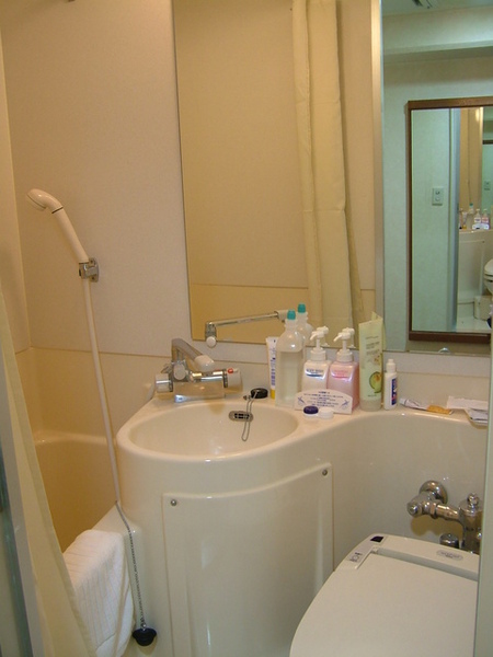 飯店裡超小的浴廁間，這還是我好不容易硬跟飯店拗到的房間咧
