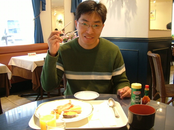 05/01(一)飯店早餐，小蔥的笑容很爽朗喔