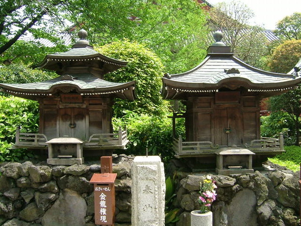 之前來淺草寺好像都沒注意到這些景色，小小供奉神社，好可愛