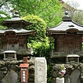 之前來淺草寺好像都沒注意到這些景色，小小供奉神社，好可愛
