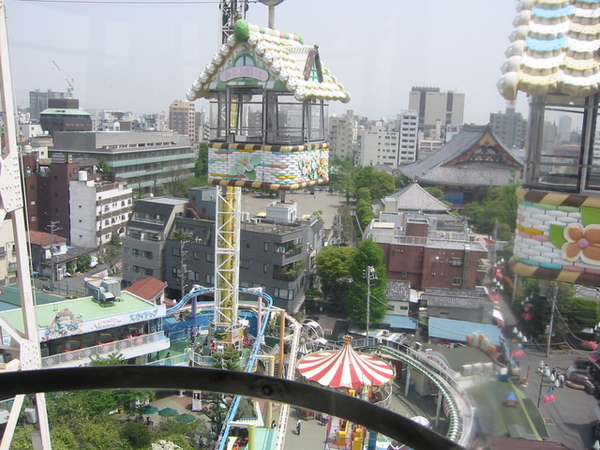 漸漸升到最高處，街景也越來越清楚了