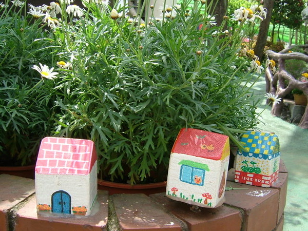 日本人的厲害點再次表現無疑，連花圃上都有這麼可愛的屋子造型品