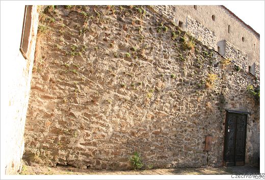 古羅馬城牆，上面的孔洞是幹嘛用的啊？開始搶答